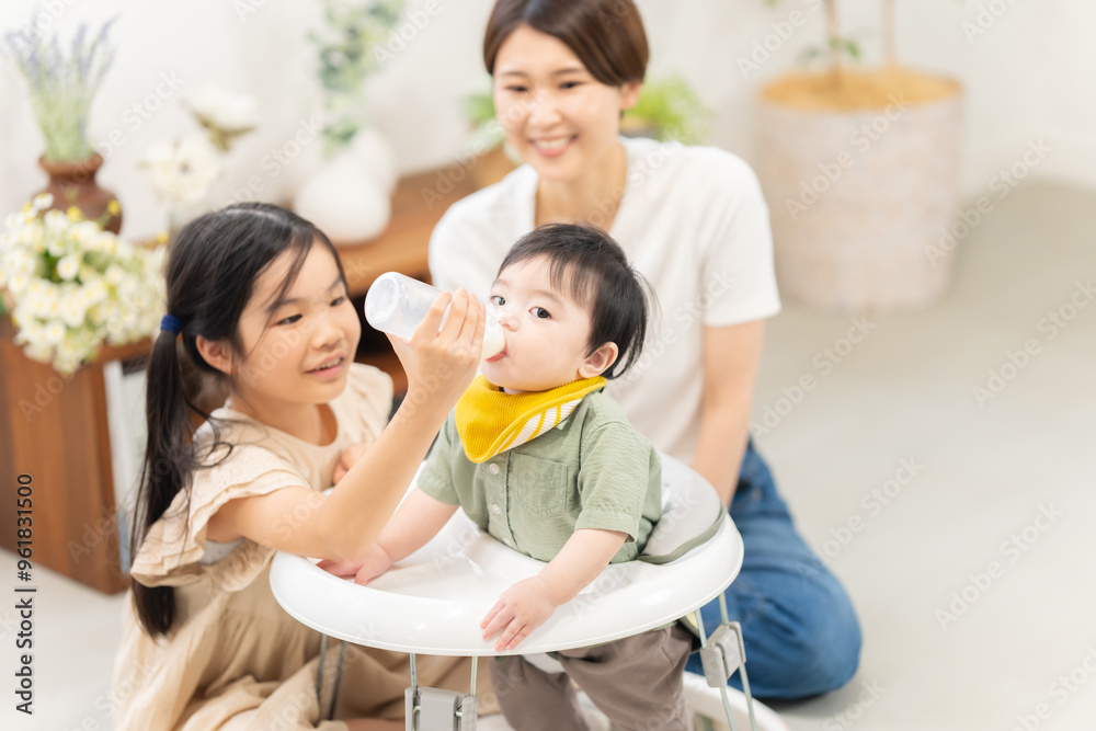 弟にミルクを与える姉 弟にミルクを与える姉