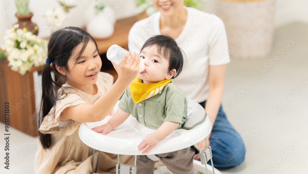 弟にミルクを与える姉 弟にミルクを与える姉