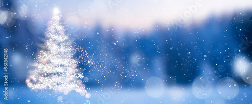 Weihnachtskarte mit Weissem Weihnachtsbaum und Schneeflocken vor unscharfem Hintergrund
