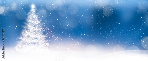 Weihnachtskarte mit Weissem Weihnachtsbaum und Schneeflocken vor unscharfem H...