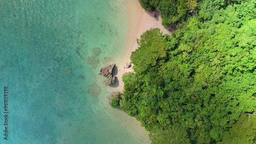 石垣島の美しく変化に富んだビーチをドローン空撮（俯瞰・縦スクロール）