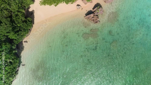 石垣島の美しく変化に富んだビーチをドローン空撮（回転しながら上昇）