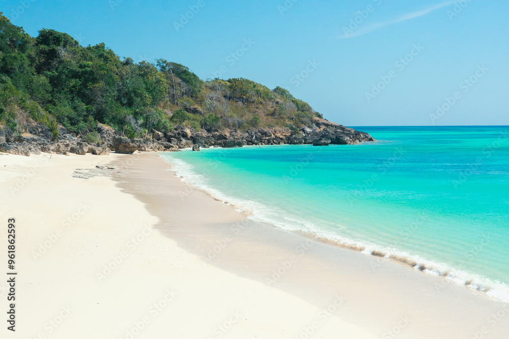 White sandy tropical beach with turquoise ocean on sunny day. summer background and summer holiday concept.