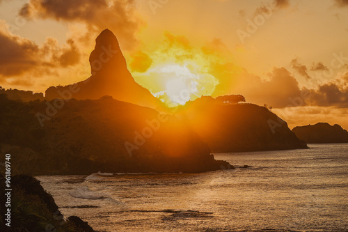 Vista de praia deserta em Fernando de Noronha, Pernambuco, Brasil