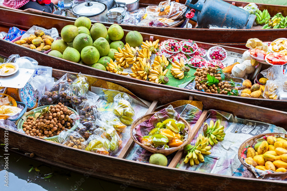 Naklejka premium Famous floating market in Thailand, Damnoen Saduak floating market, Tourists visiting floating market by boat at Damnoen Saduak Thailand, Ratchaburi, Thailand.