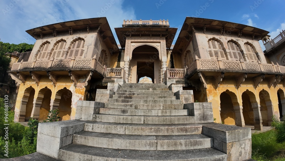 Obraz premium Maharaniyon Ki Chhatriyan, the archaeological site features traditional funeral monuments honoring royal women of the past.