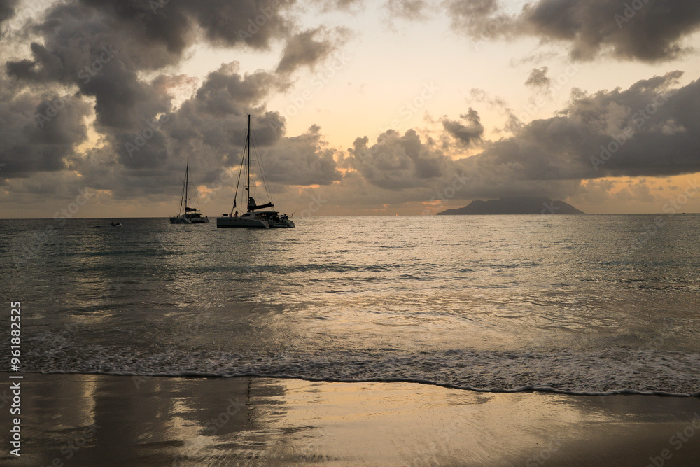 Fototapeta premium coucher de soleil, ile Silhouette, Iles Seychelles