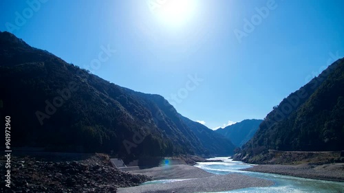 熊野川にかかる朝日　日の出タイムラプス　田舎の風景　川に輝く太陽に光　和歌山県新宮市