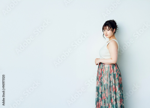 若いアジア人女性のスタジオポートレート