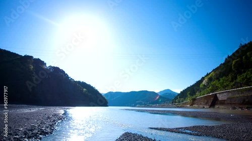熊野川の朝日　日の出タイムラプス　川に反射する太陽の光　田舎の風景　和歌山県田辺市本宮町