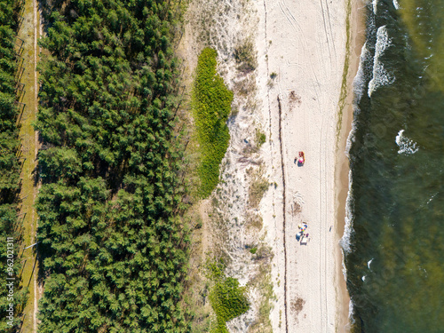 Fototapeta Naklejka Na Ścianę i Meble -  Nadmorska plaża. Widok z góry z drona
