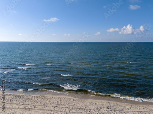 Zdjęcie lotnicze plaży nad morzem. Mierzeja Wiślana nad morzem Bałtyckim