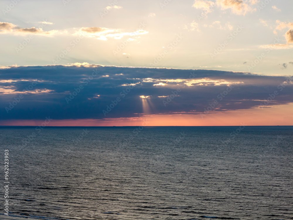 Zachodzące słońce nad morzem Bałtyckim