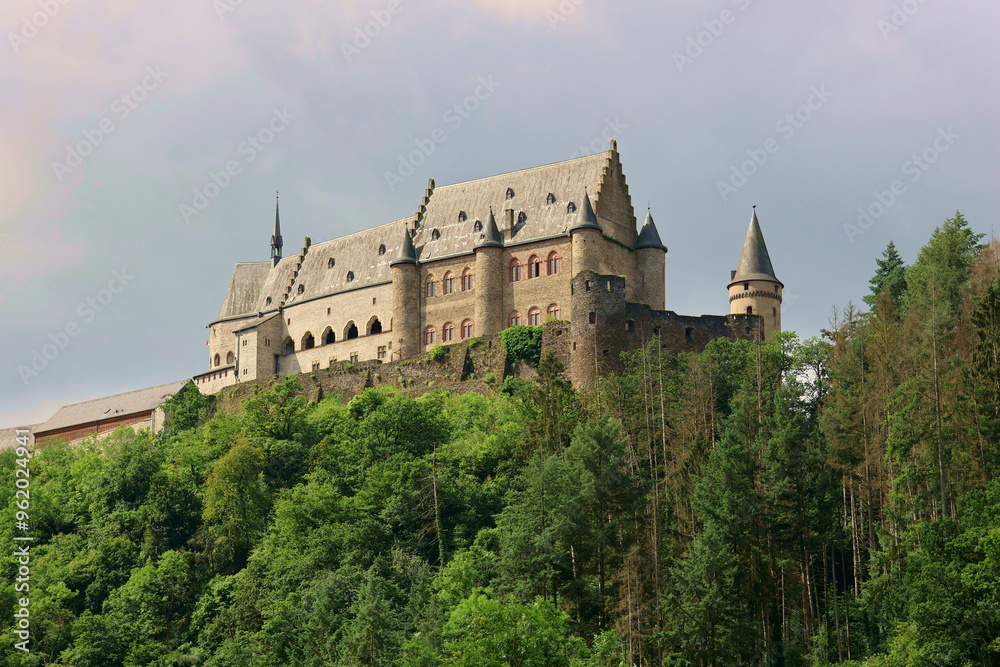 Burg Vianden auf einem Hügel oberhalb des Ortes Vianden in Luxemburg Burg Vianden auf einem Hügel oberhalb des Ortes Vianden in Luxemburg