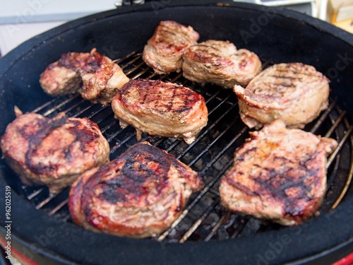Obraz na płótnie Tournedo steaks grilled on charcoal grill medium rare w salonie