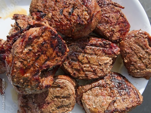 Obraz na płótnie Tournedo steaks grilled on charcoal grill medium rare w salonie