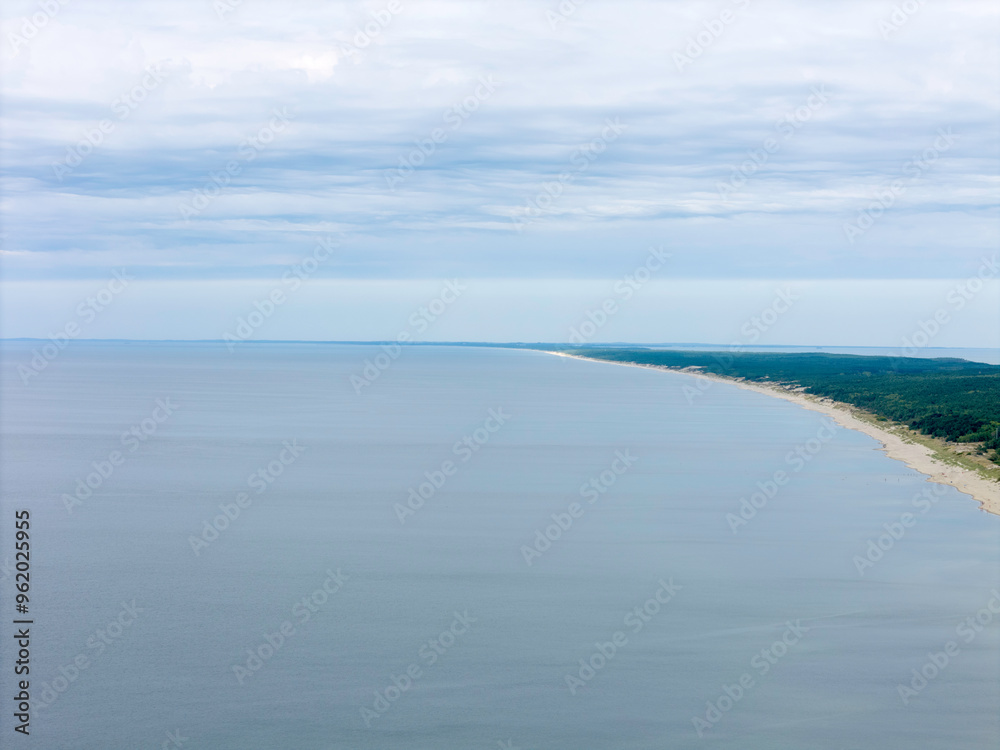 Zdjęcie lotnicze plaży nad morzem. Mierzeja Wiślana nad morzem Bałtyckim Zdjęcie lotnicze plaży nad morzem. Mierzeja Wiślana nad morzem Bałtyckim