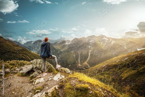 Frau beim Wandern in den Bergen 