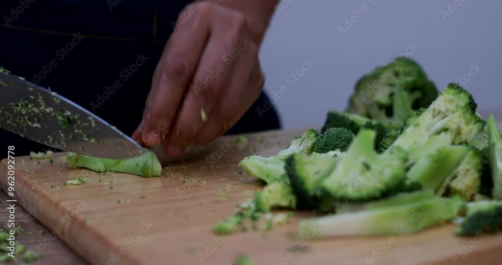 Peel the zucchini, chop the garlic, and chop the vegetables to prepare for dinner. Peel the zucchini, chop the garlic, and chop the vegetables to prepare for dinner.