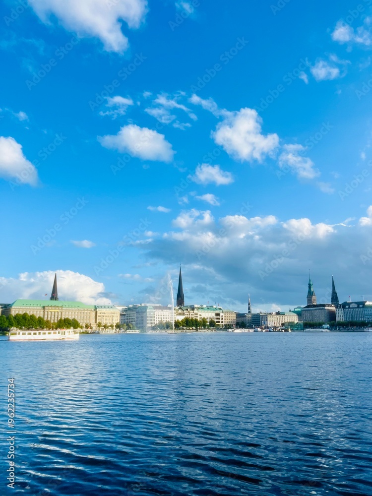 Naklejka premium lake in the city center, lakeside in the city