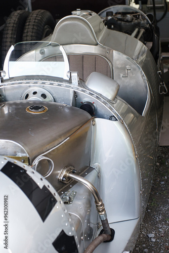 Oldtimer-Grand-Prix: Historische Rennwagen in der Boxengasse, ein Bolide mit geöffneter Motorhaube für letzte Einstellungen durch den Rennmechaniker. photo