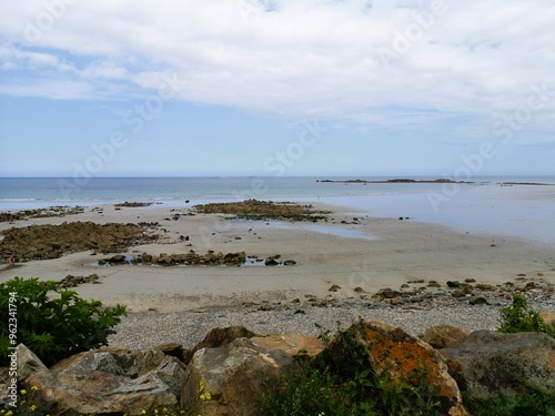 Fototapeta Naklejka Na Ścianę i Meble -  Bord de mer avec marée basse, ciel bleu et nuage, récifs rocheux dans le Finistère en France