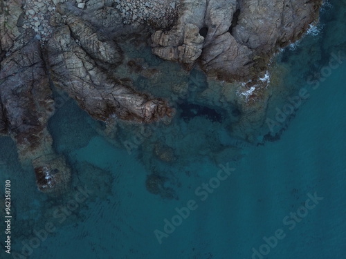 Klares blaues Wasser an den Felsen der Küste Korsikas