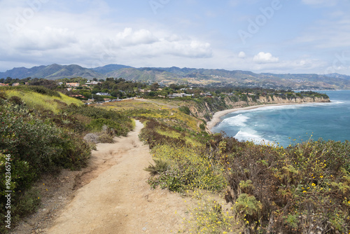 Wallpaper Mural Trail at Pt. Dume Natural Preserve overlooking the Pacific Ocean, California Torontodigital.ca