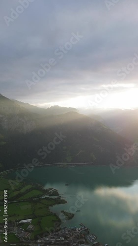 Sonnenstrahlen über den Schweizer Berggipfeln am Vierwaldstättersee photo