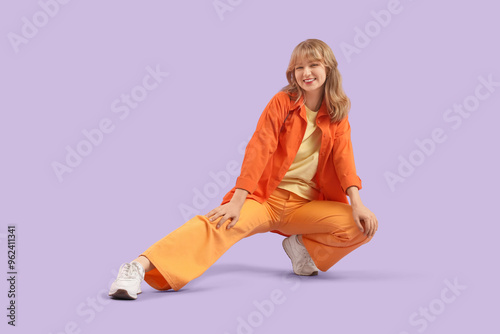 Fashionable young woman str...