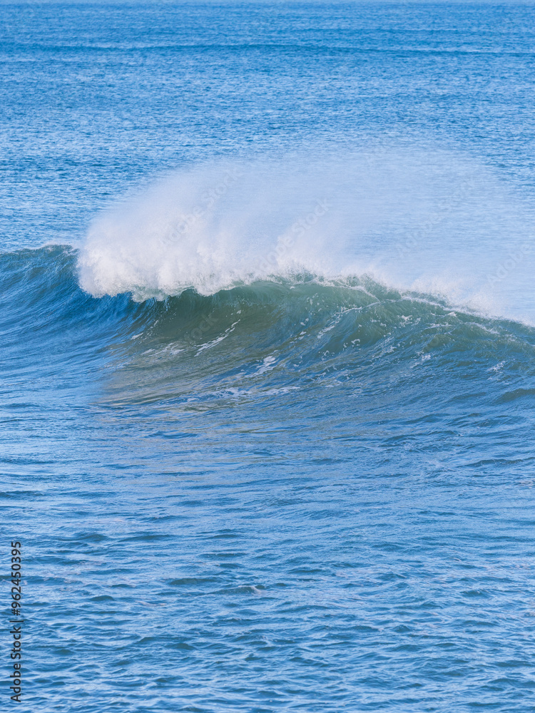 Naklejka premium Beautiful wave breaking in the blue ocean.