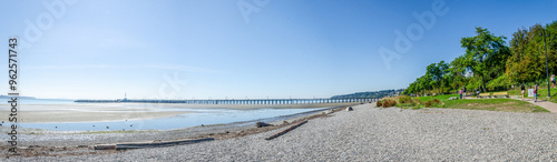 Quadro su tela White Rock Pier and the semiahmoo bay inland waters in Surrey, BC, Canada