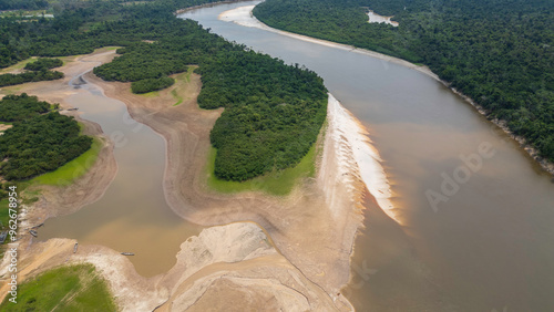 Foto RIVER IN THE PERUVIAN AMAZON DURING THE DRY SEASON OF THE RIVERS, AMAZONIAN BEAC