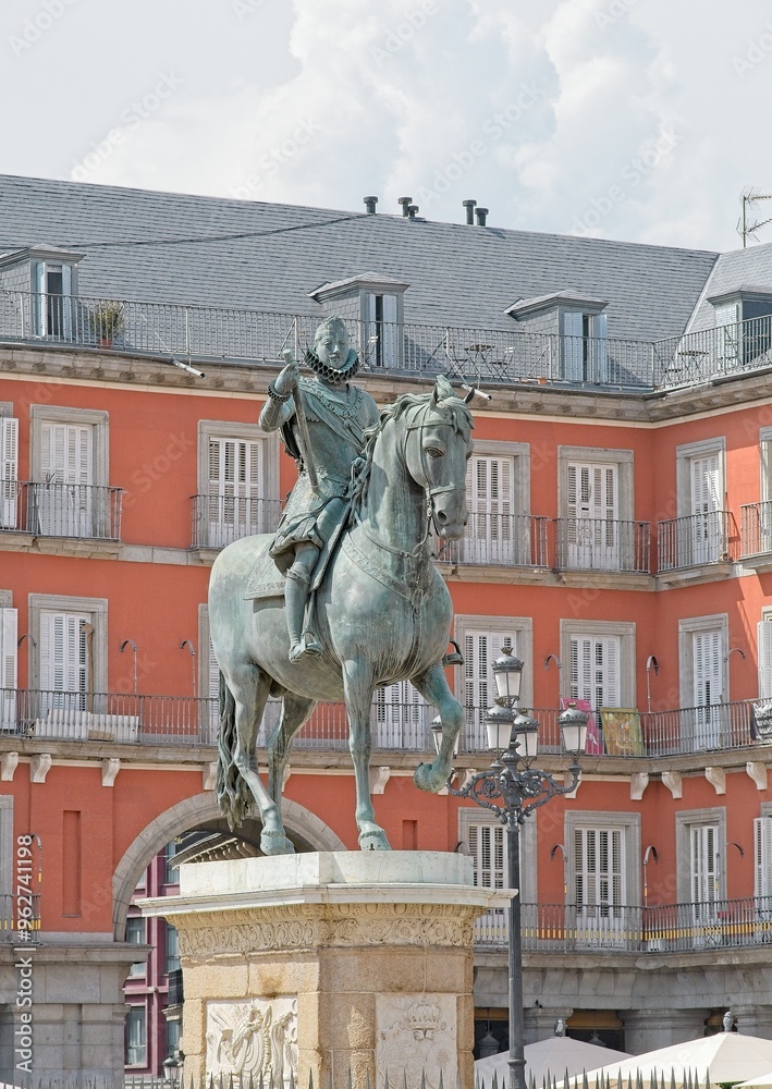 Fototapeta premium The Statue of Felipe III in the Plaza Mayor of Madrid