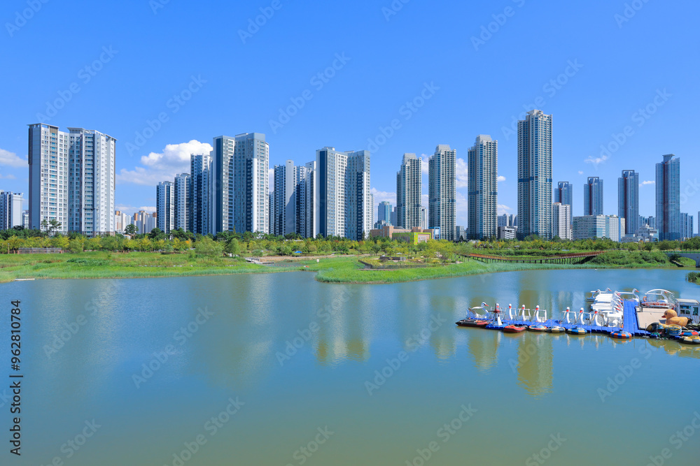 Naklejka premium 인천시 청라국제도시와 청라호수의 여름