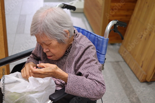 具合悪い　車椅子のシニア女性 photo