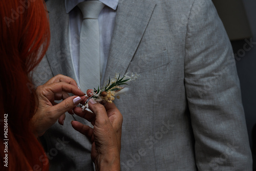 Mujer no reconocible pone prendido de novio o boutonnière, España photo