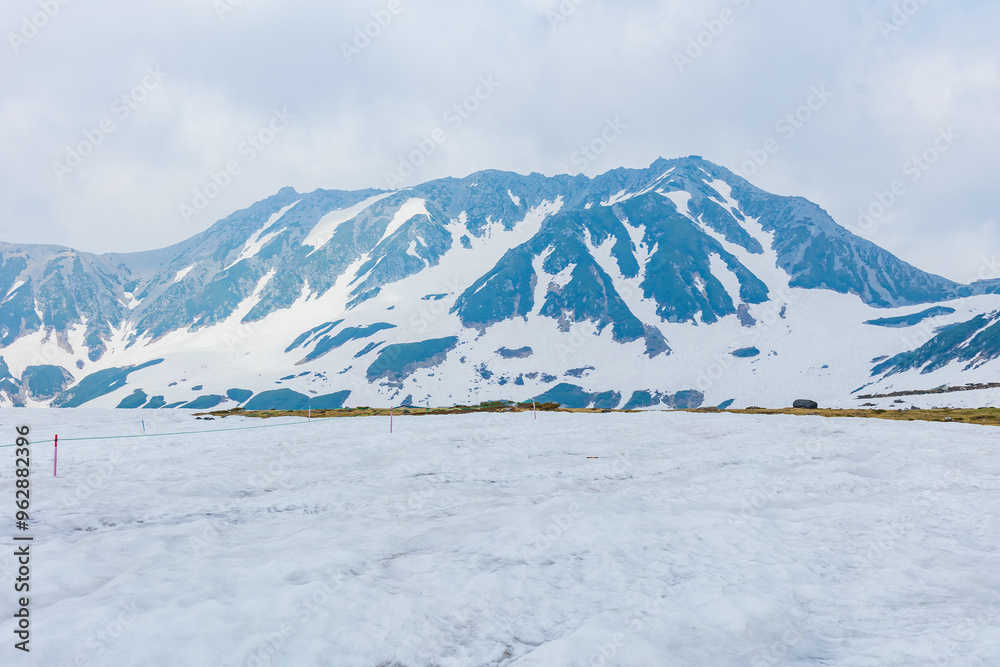 日本の風景・初夏　立山黒部アルペンルート　残雪の室堂平