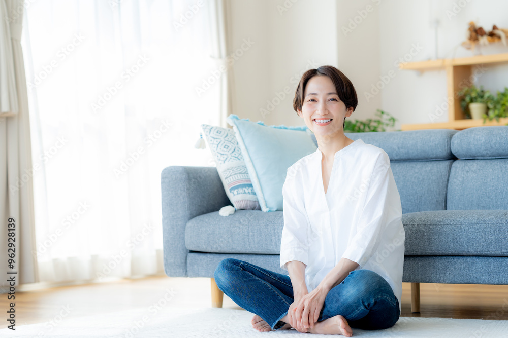 リビングでくつろぐミドル女性 リビングでくつろぐミドル女性