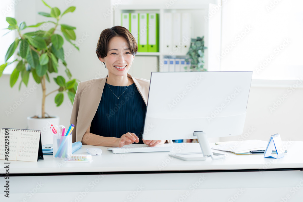 Obraz premium オフィスで働く日本人ビジネスウーマン