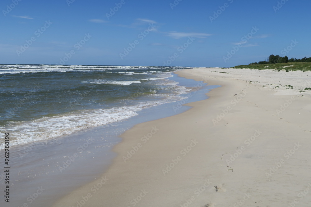 Am Strand Sandhammaren in Ystad in der schwedischen Provinz Schonen lässt es sich lange wandern. Auf der einen Seite branden die Wellen der Ostsee, auf der anderen begrenzen Dünen den Sandstrand. Am Strand Sandhammaren in Ystad in der schwedischen Provinz Schonen lässt es sich lange wandern. Auf der einen Seite branden die Wellen der Ostsee, auf der anderen begrenzen Dünen den Sandstrand.