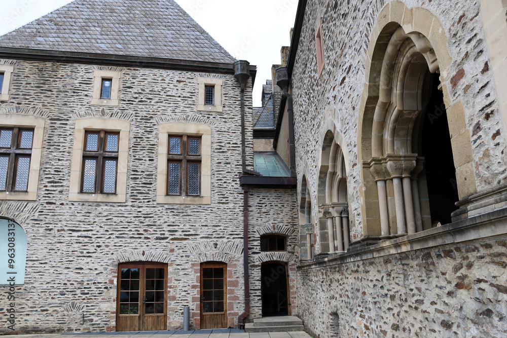 Außenansicht der Galerie in der Burg Vianden in Luxemburg im gleichnamigen Kanton Vianden. Außenansicht der Galerie in der Burg Vianden in Luxemburg im gleichnamigen Kanton Vianden.