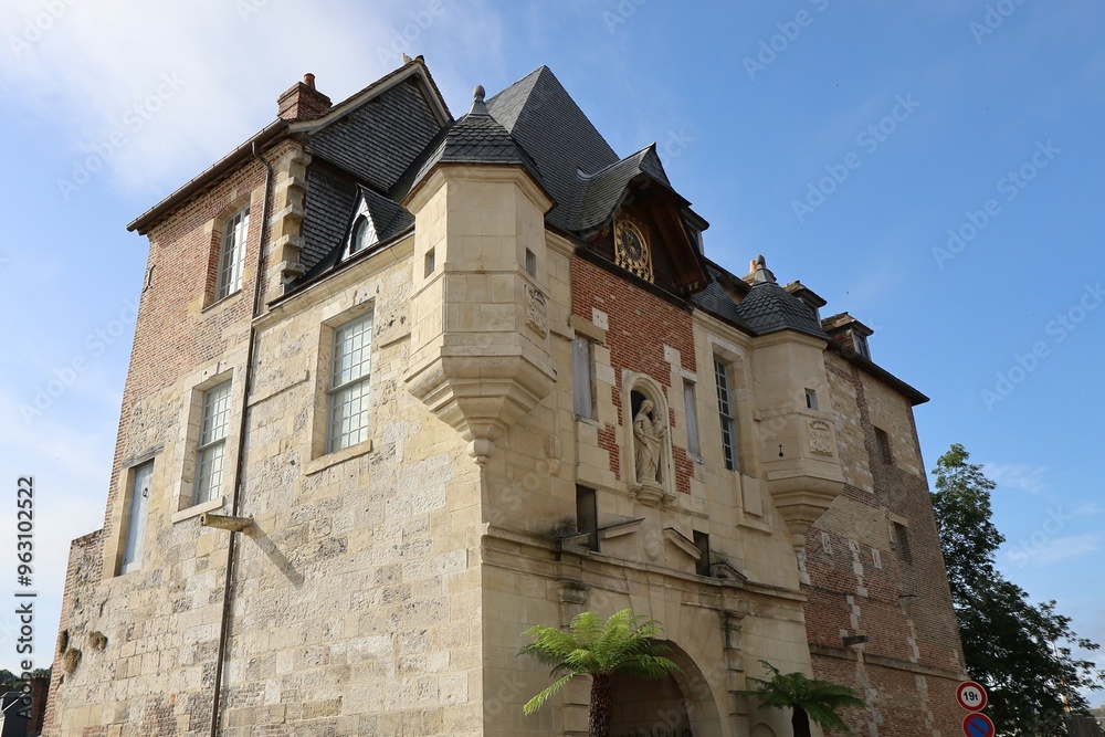 Batiment typique, vue de l'extérieur, ville de Honfleur, département du Calvados, France Batiment typique, vue de l'extérieur, ville de Honfleur, département du Calvados, France