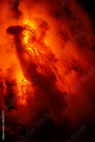 Φωτογραφία Lava tube flowing into ocean in Hawaii shows the violent explosions that happen when lava hits seawater