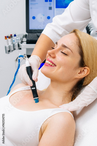 Фотография Relaxing beauty treatment in a modern cosmetic clinic