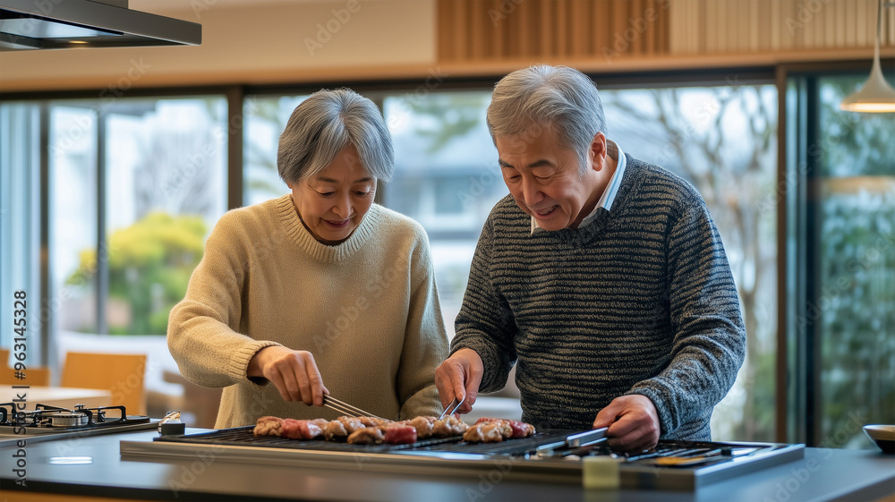 快適なキッチンで焼き肉を楽しむ年配のカップル 快適なキッチンで焼き肉を楽しむ年配のカップル