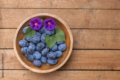 Frisch geerntete Ökologische Zwetschgen in einer Holzschale