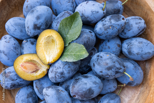 Frisch geerntete Ökologische Zwetschgen in einer Holzschale