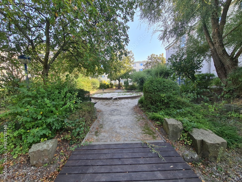 eine Wohngegend mit grünem Park in Berlin Treptow eine Wohngegend mit grünem Park in Berlin Treptow