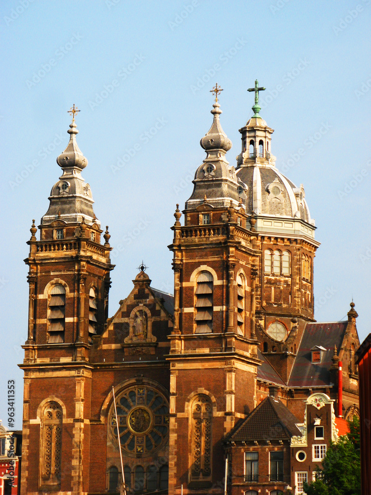 Fototapeta premium The Basilica of Saint Nicholas in Amsterdam features a striking neo-Baroque and neo-Renaissance design. 